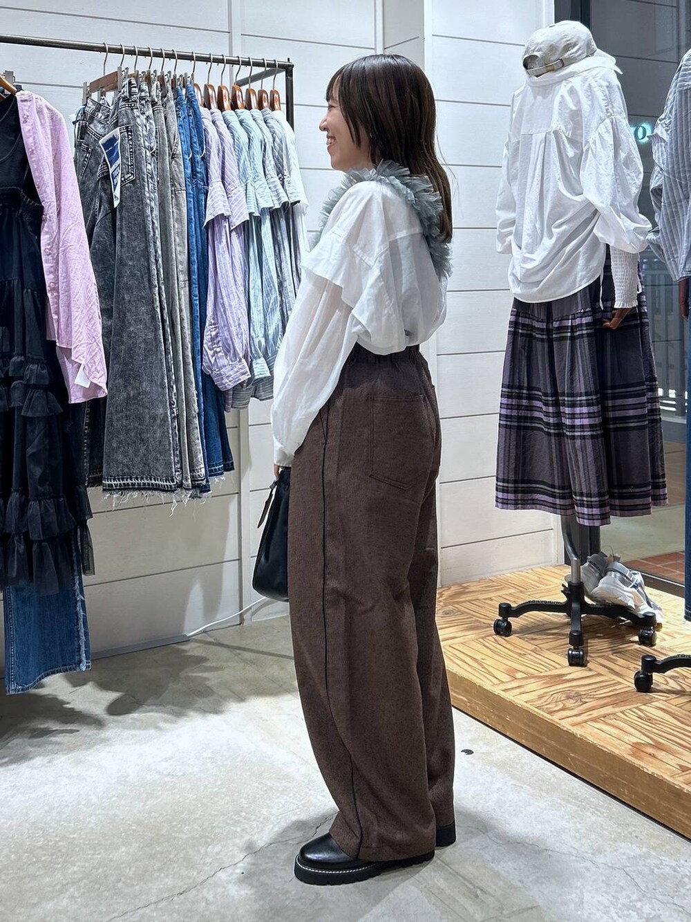 「低身長、カジュアル、体型カバー、休日コーデ、デート/ロマンティック、楽ちんコーデ、女子会、ゆったり、niko and ...、春コーデ、秋コーデ、シャツ、骨格ウェーブ、ワイドパンツ、ローファー」|「niko and...のプレミアムローンワイドシャツ(シャツ/ブラウス、ホワイト系)」を使った、h0peeekoさん(レディース・152cm)の秋コーディネートの2枚目の写真