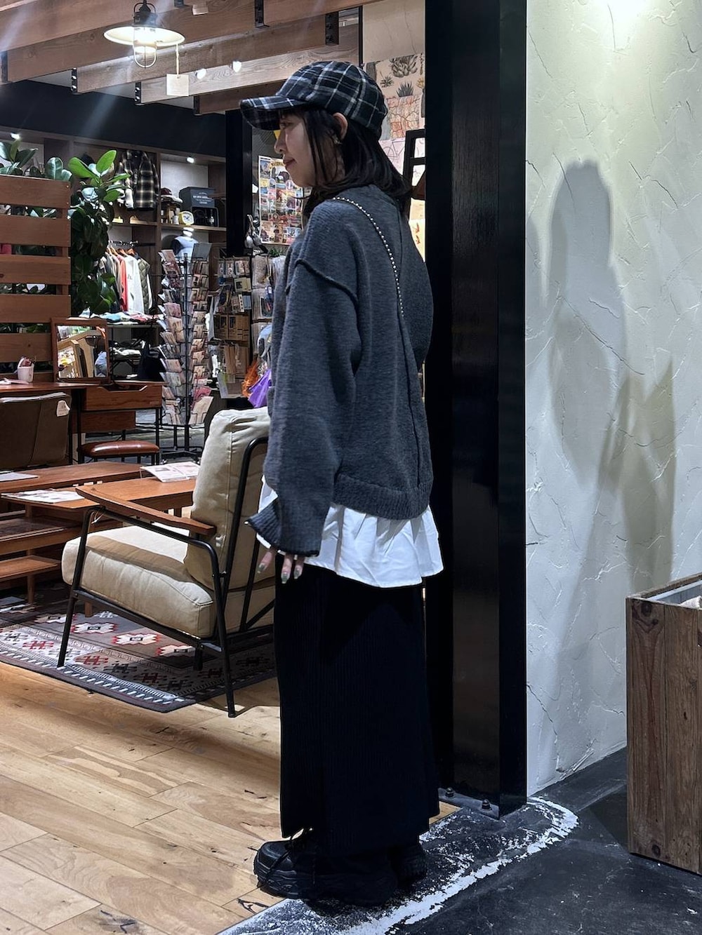 ブラック系のショルダーバッグ、ブラック系のスカート、ブラック系のスニーカーを着用したレディースの秋コーディネートの2枚目の写真