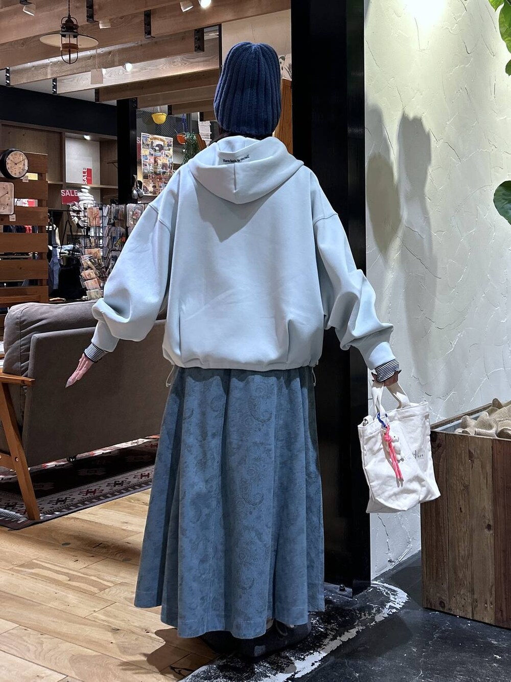 ホワイト系のトートバッグ、その他のTシャツ/カットソー、グレー系のパンプスを着用したレディースの冬コーディネートの4枚目の写真