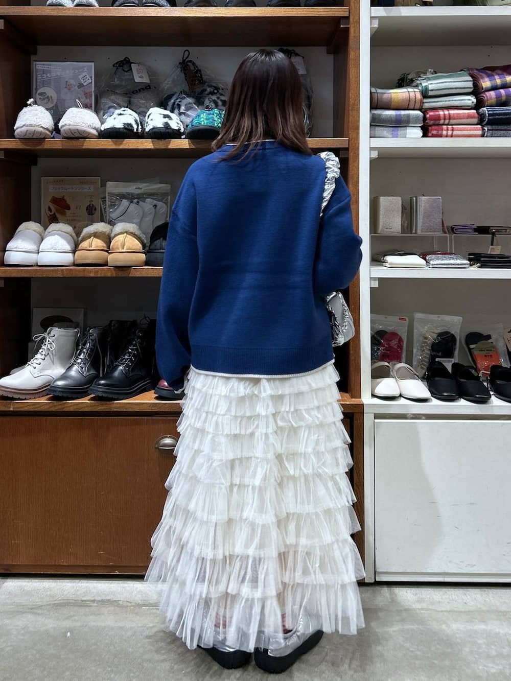 「ニット、低身長、カジュアル、体型カバー、休日コーデ、デート/ロマンティック、楽ちんコーデ、女子会、ゆったり、niko and ...、ガーリー、スカート、ウエストゴム、ショルダーバッグ、骨格ウェーブ」｜「niko and...の[MODE NORM CORE]フリルチュールシアーマキシスカート（スカート、ホワイト系）」を使った、h0peeekoさん（レディース・152cm）の秋コーディネートの3枚目の写真