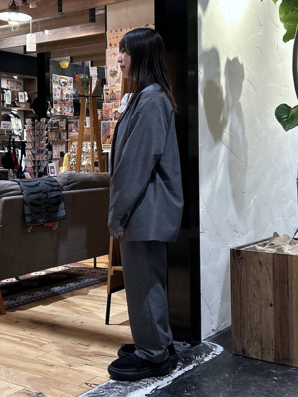 ホワイト系のシャツ/ブラウス、ブラック系のローファー、グレー系のテーラードジャケットを着用したレディースの冬コーディネートの5枚目の写真