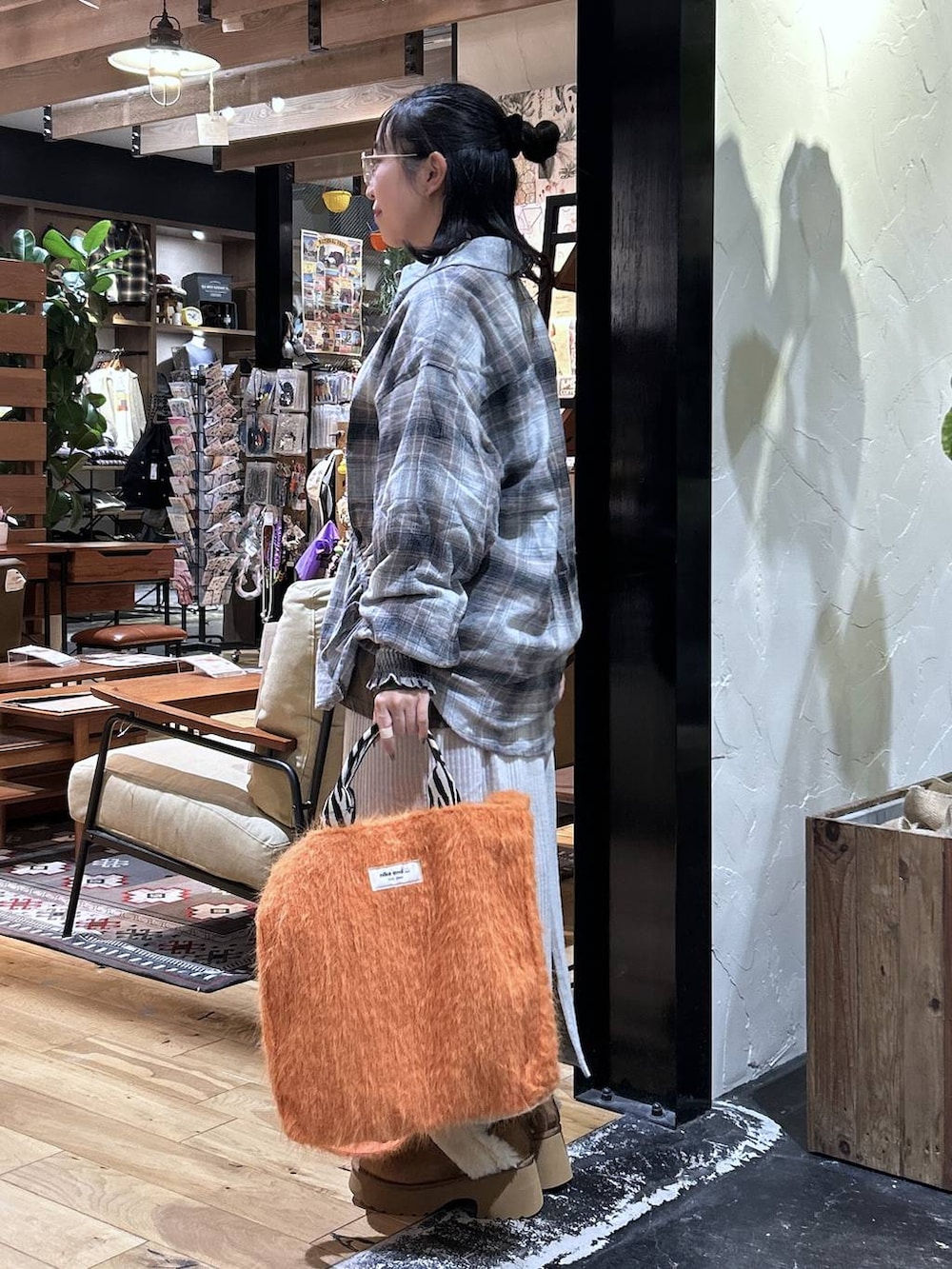 ブラウン系のシャツ/ブラウス、グレー系のスカート、オレンジ系のトートバッグを着用したレディースの秋コーディネートの2枚目の写真