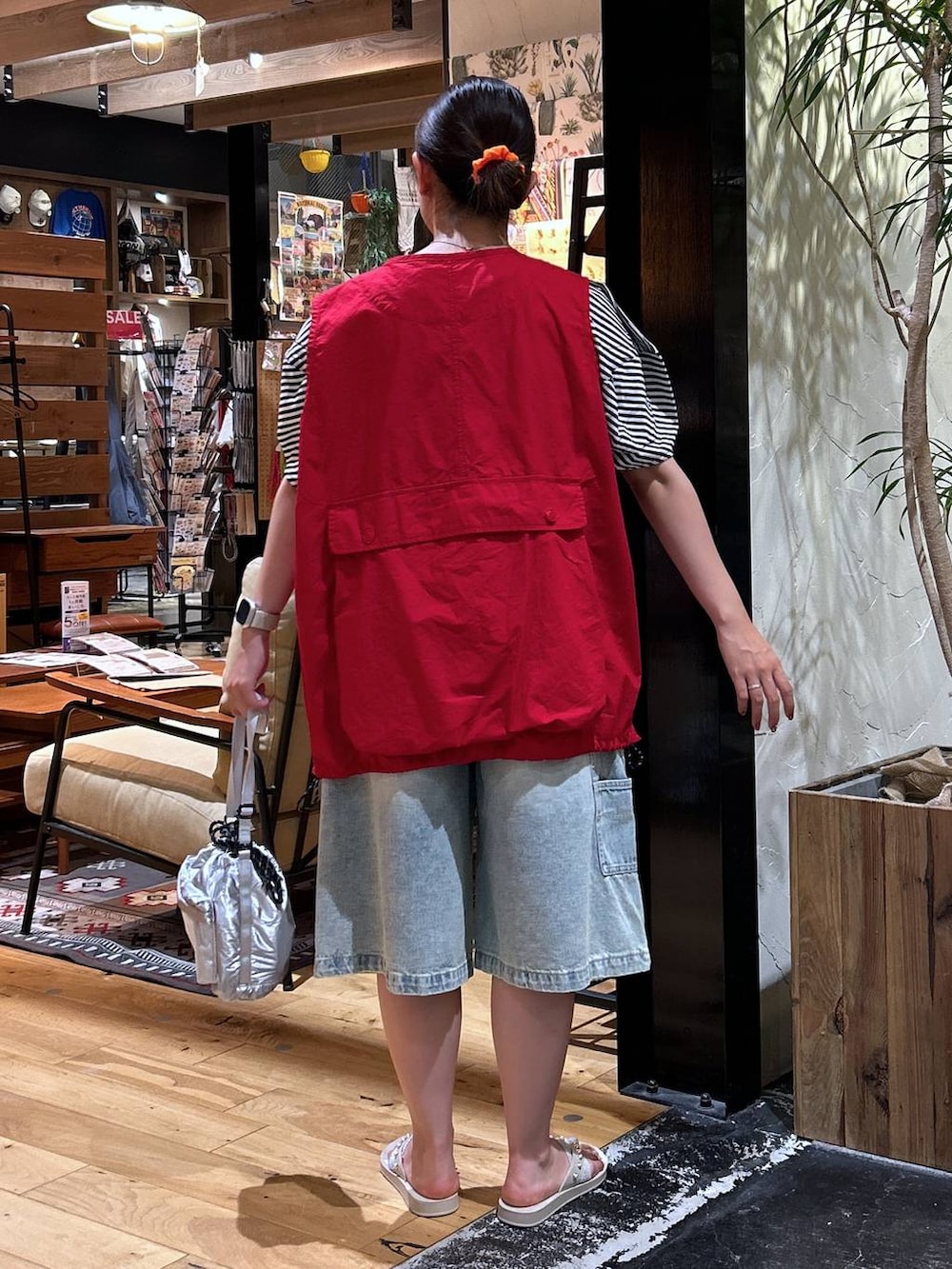 「低身長、カジュアル、体型カバー、夏コーデ、骨格ウェーブ、Tシャツ、ベスト、デニムパンツ、サンダル、ハーフパンツ、ショルダーバッグ、リラックス、カジュアルコーデ、休日コーデ、デート/ロマンティック」|「niko and...の切り替えランタンボーダープルオーバー(Tシャツ/カットソー、ホワイト系)」を使った、h0peeekoさん(レディース・151cm)の夏コーディネートの3枚目の写真