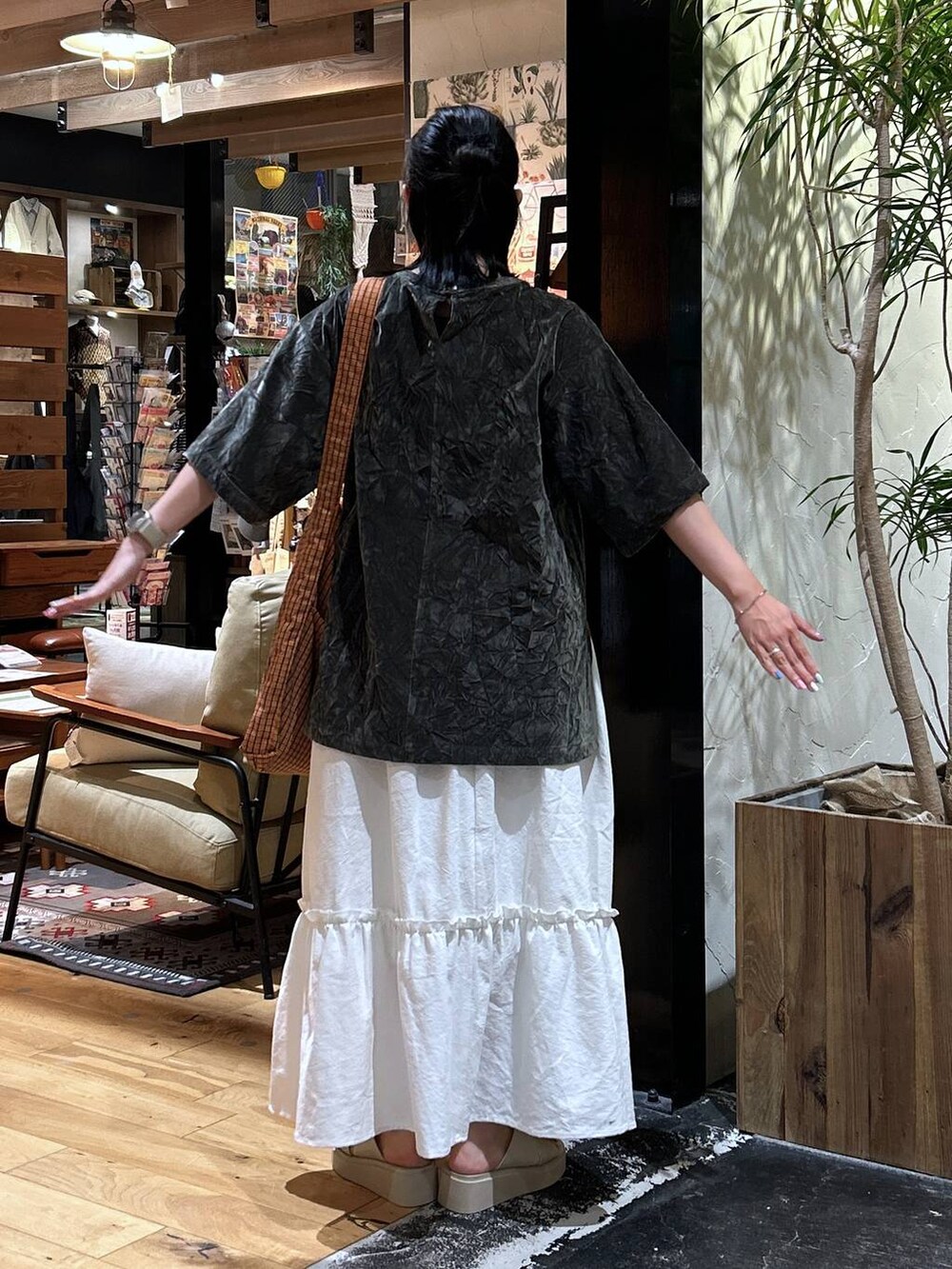 ベージュ系のサンダル、グレー系のシャツ/ブラウス、ベージュ系のスカートを着用したレディースの夏コーディネートの3枚目の写真