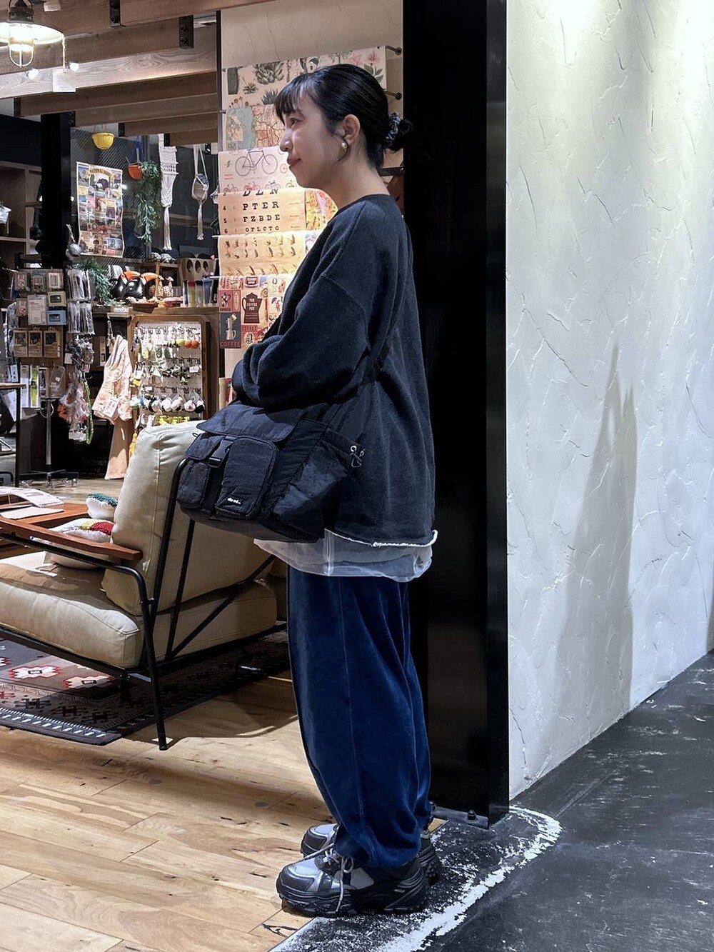 ブルー系のその他パンツ、ホワイト系のTシャツ/カットソー、グレー系のスウェットを着用したレディースの秋コーディネートの3枚目の写真