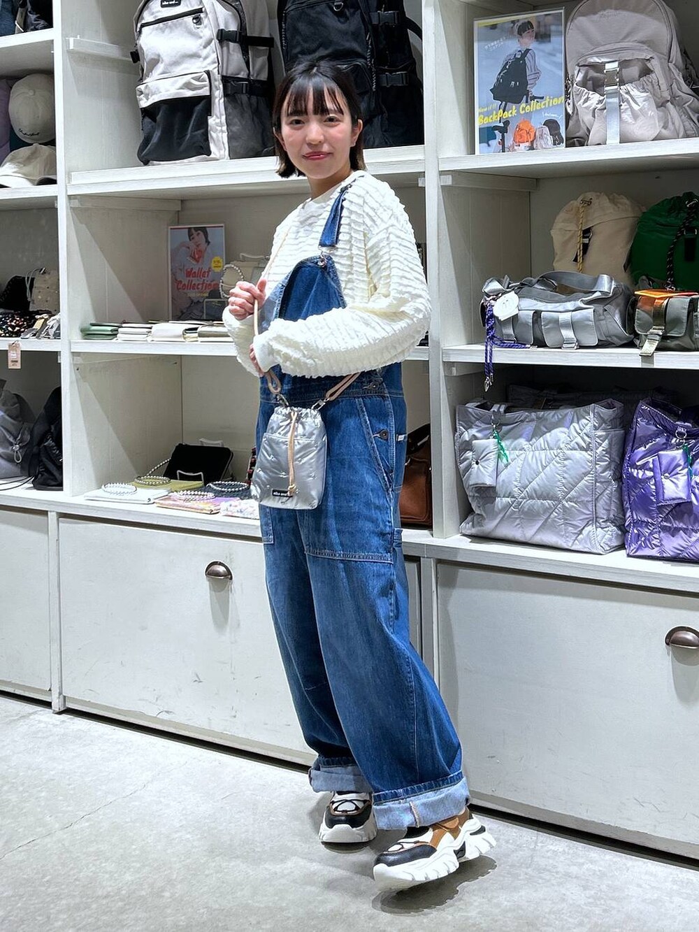 「低身長、カジュアル、体型カバー、休日コーデ、デート/ロマンティック、楽ちんコーデ、春コーデ、女子会、ゆったり、niko and ...、デニムパンツ、NKJコーデ_niko and ...、サロペット、スニーカー、カジュアルコーデ」|「niko and...のオリジナルビジュー巾着ショルダーバッグ(ショルダーバッグ、シルバー系)」を使った、h0peeekoさん(レディース・151cm)の春コーディネートの2枚目の写真