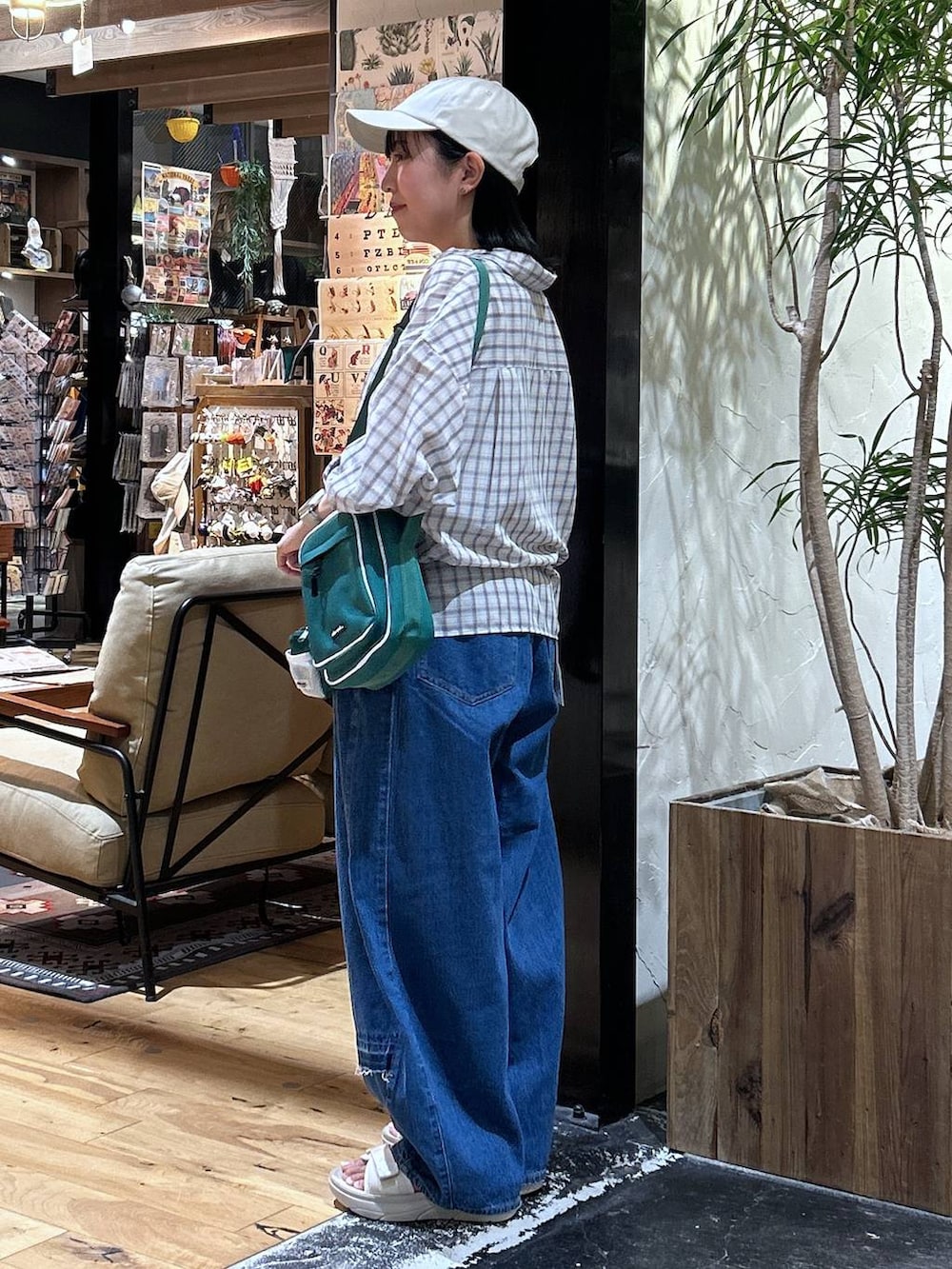 ベージュ系のサンダル、グレー系のタンクトップ、グリーン系のショルダーバッグを着用したレディースの夏コーディネートの3枚目の写真