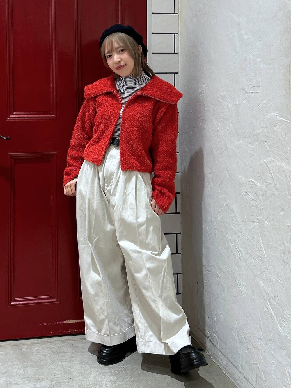 ブラック系のローファー、ベージュ系のその他パンツ、ベージュ系のその他トップスを着用したレディースの冬コーディネートの2枚目の写真