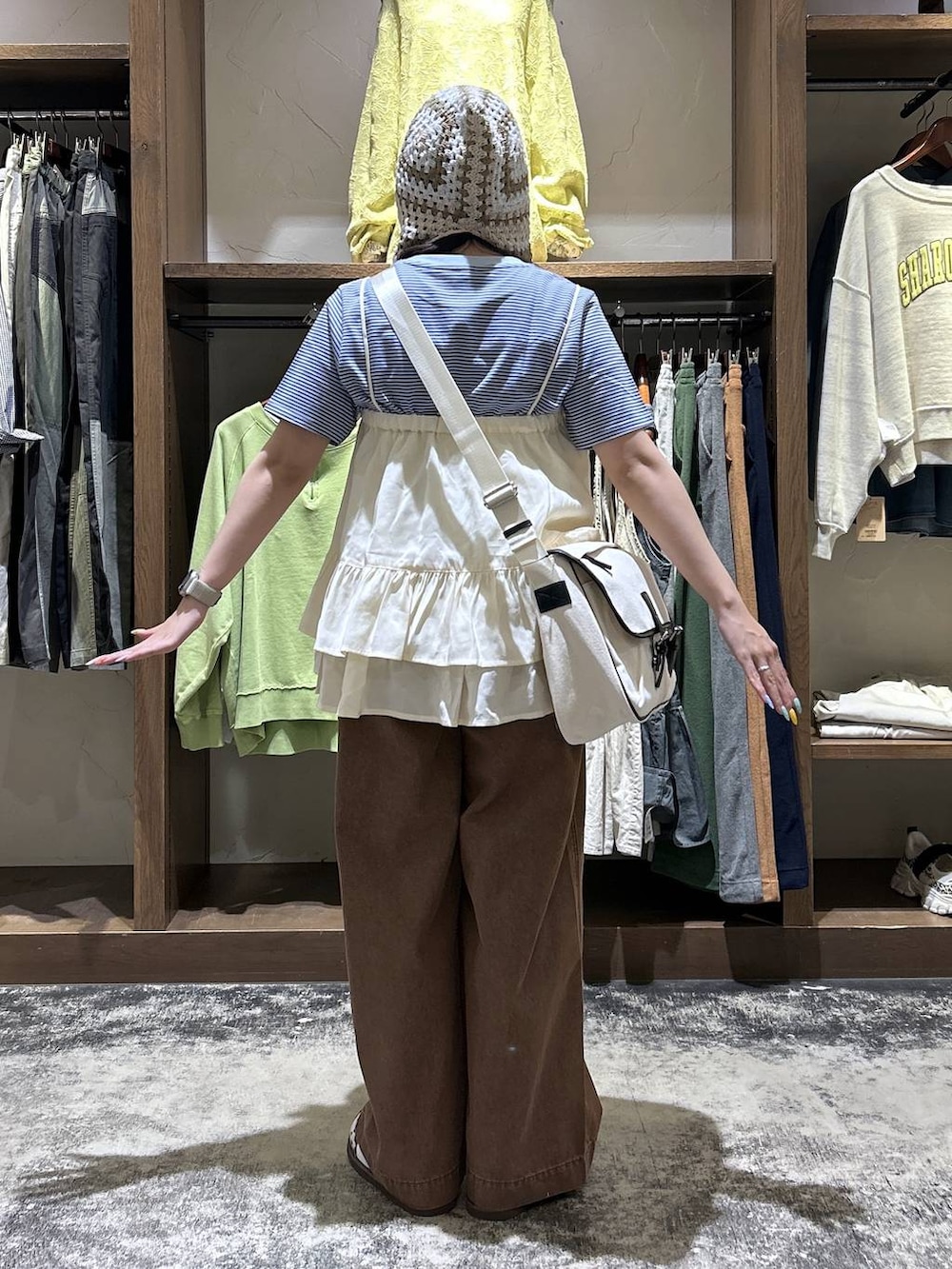 ブルー系のTシャツ/カットソー、その他のスニーカー、ベージュ系のスカートを着用したレディースの春コーディネートの7枚目の写真