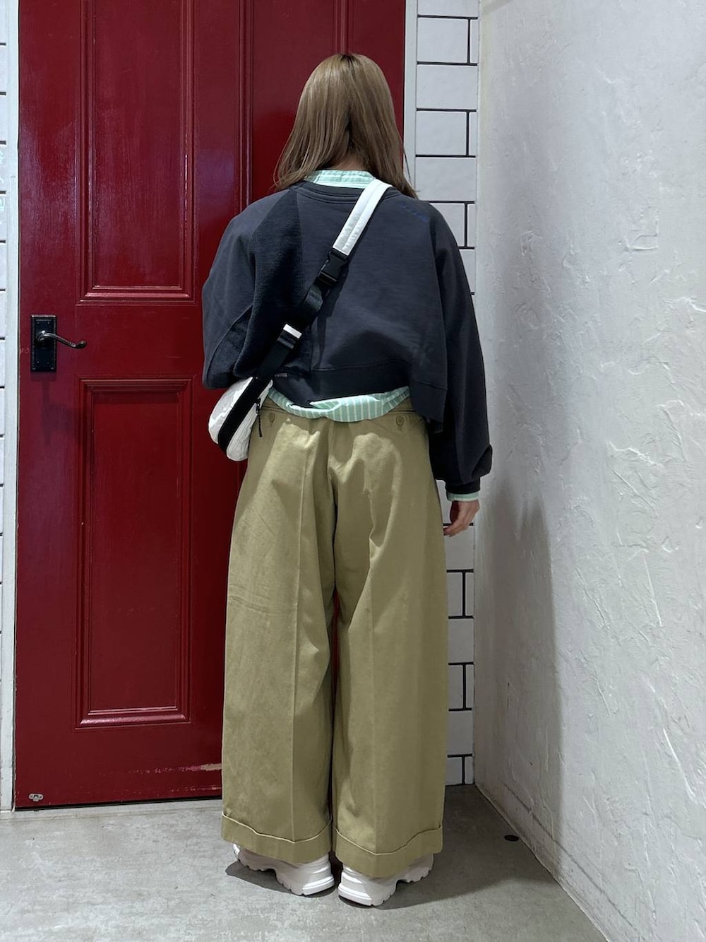 ベージュ系のローファー、ベージュ系のその他パンツ、ベージュ系のショルダーバッグを着用したレディースの春コーディネートの3枚目の写真