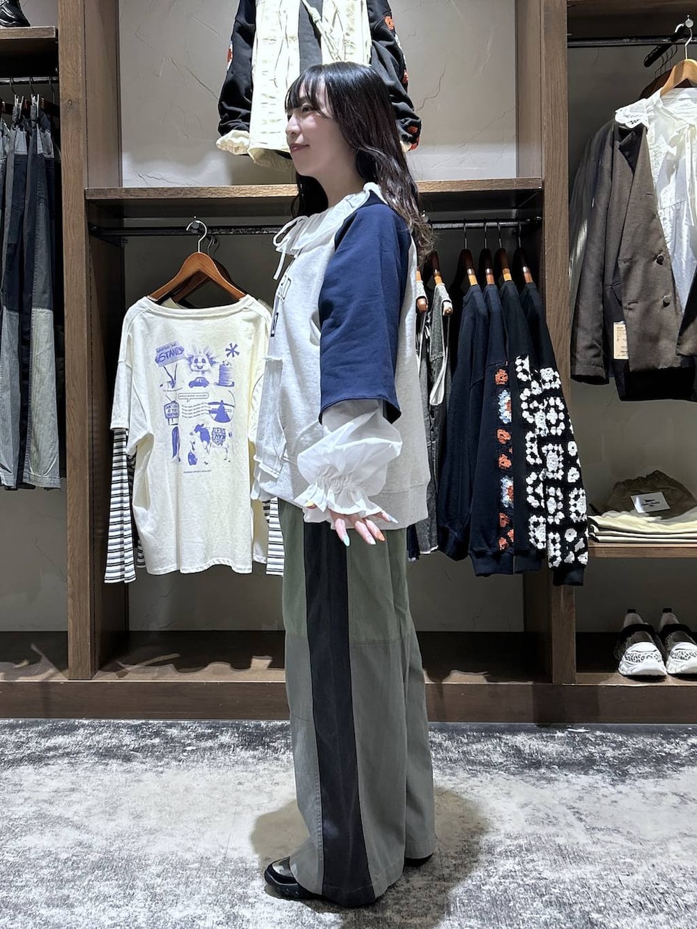 ホワイト系のシャツ/ブラウス、グリーン系のバレエシューズ、ベージュ系のTシャツ/カットソーを着用したレディースの春コーディネートの3枚目の写真