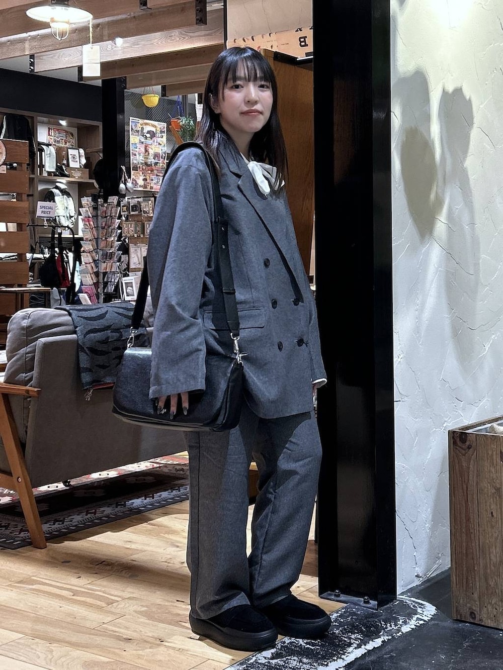 ホワイト系のシャツ/ブラウス、ブラック系のローファー、グレー系のテーラードジャケットを着用したレディースの冬コーディネートの2枚目の写真