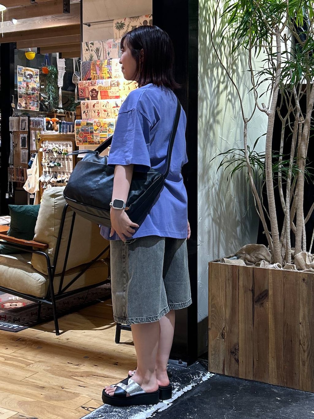 「低身長、カジュアル、体型カバー、休日コーデ、デート/ロマンティック、楽ちんコーデ、春コーデ、女子会、ゆったり、niko and ...、Tシャツ、ハーフパンツ、デニムパンツ、サンダル、ショルダーバッグ」|「niko and...のオリジナル厚底トングサンダル(サンダル、シルバー系)」を使った、h0peeekoさん(レディース・151cm)の夏コーディネートの3枚目の写真
