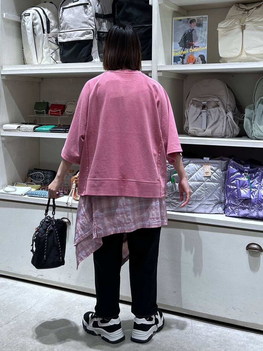 ブラック系のその他パンツ、ピンク系のシャツ/ブラウス、ブラック系のショルダーバッグを着用したレディースの春コーディネートの4枚目の写真