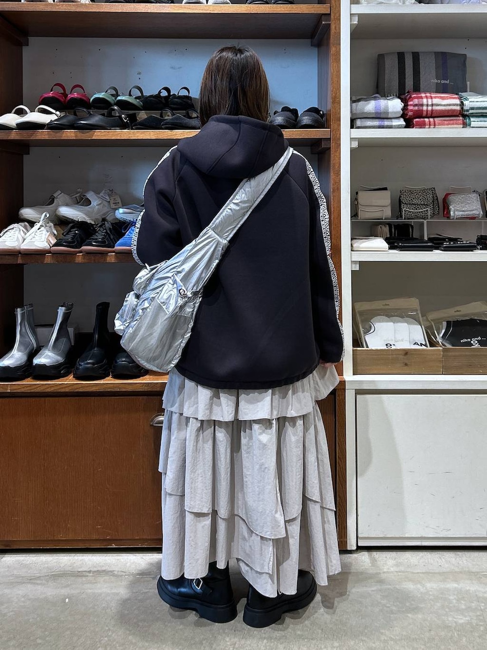 グレー系のTシャツ/カットソー、グレー系のショルダーバッグ、グレー系のパーカーを着用したレディースの秋コーディネートの4枚目の写真