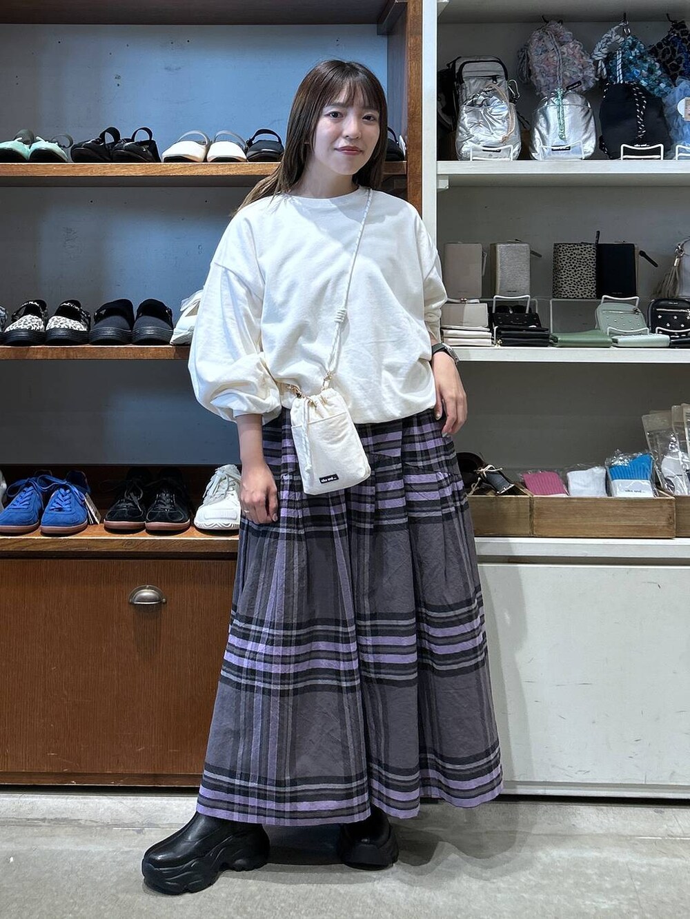 「ゆったり、niko and ...、低身長、カジュアル、体型カバー、休日コーデ、デート/ロマンティック、楽ちんコーデ、春コーデ、女子会、シンプルコーデ、ウエストゴム、ワイドパンツ、ブーツ、ショルダーバッグ」｜「niko and...のオリジナル細コードショルダー巾着バッグN（ショルダーバッグ、ホワイト系）」を使った、h0peeekoさん（レディース・152cm）の秋コーディネートの2枚目の写真
