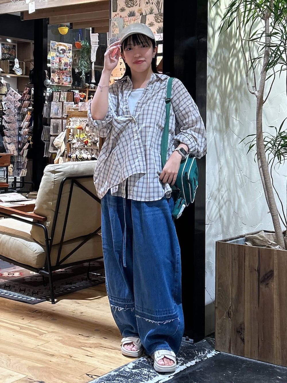 ベージュ系のサンダル、グレー系のタンクトップ、グリーン系のショルダーバッグを着用したレディースの夏コーディネートの2枚目の写真