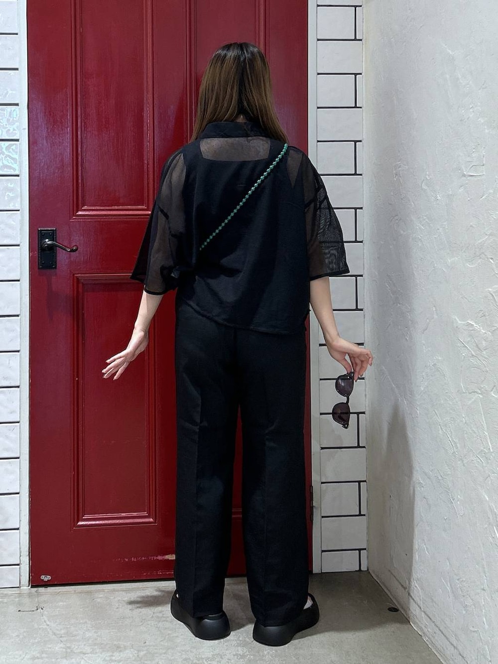 ブラック系のショルダーバッグ、ブラック系のサンダル、ブルー系のシャツ/ブラウスを着用したレディースの夏コーディネートの4枚目の写真