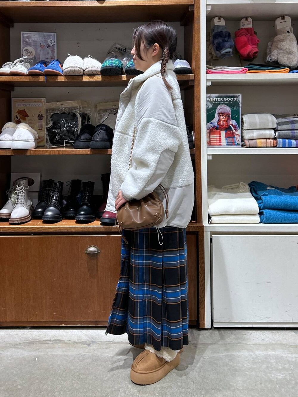 「低身長、カジュアル、体型カバー、休日コーデ、デート/ロマンティック、楽ちんコーデ、女子会、ゆったり、niko and ...、秋コーデ、冬コーデ、ブルゾン、アウター、スカート、ロングスカート」｜「niko and...のスポーティースタンドボアジャケット（ブルゾン、ベージュ系）」を使った、h0peeekoさん（レディース・152cm）の秋コーディネートの2枚目の写真