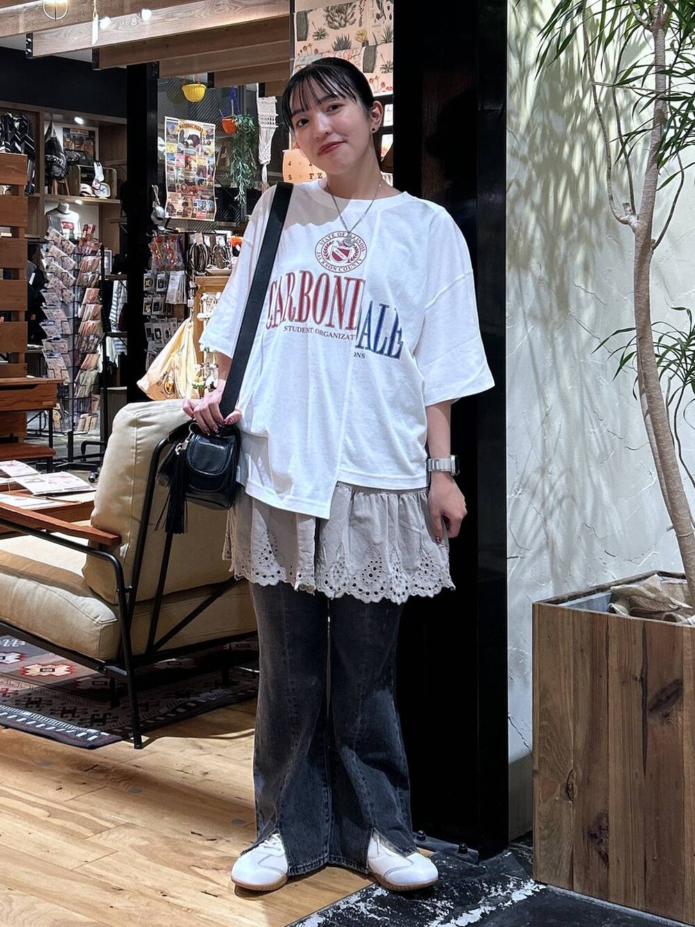 「低身長、GLOBAL WORK、カジュアル、体型カバー、休日コーデ、デート/ロマンティック、楽ちんコーデ、春コーデ、女子会、ゆったり、niko and ...、夏コーデ、Tシャツ、骨格ウェーブ、ブランドミックス」｜「niko and...のオリジナルハイカットメッシュスニーカー（スニーカー、ベージュ系）」を使った、h0peeekoさん（レディース・151cm）の夏コーディネートの2枚目の写真