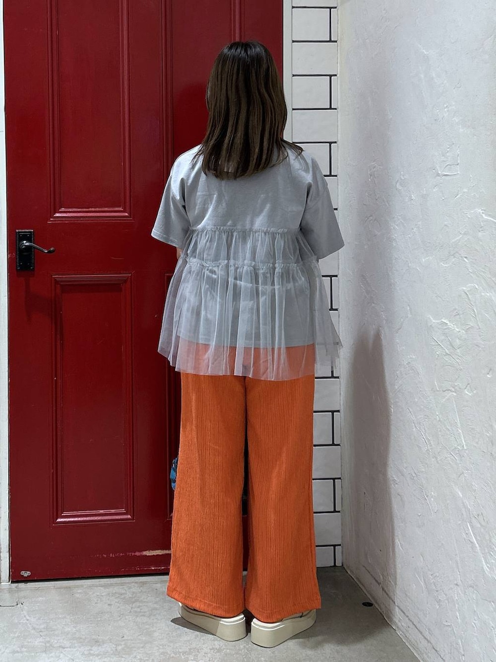 ベージュ系のサンダル、オレンジ系のその他パンツ、ブルー系のトートバッグを着用したレディースの夏コーディネートの3枚目の写真