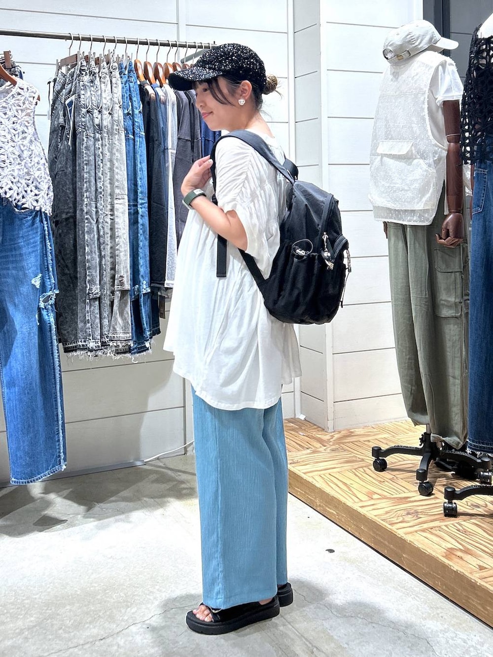 「低身長、カジュアル、体型カバー、休日コーデ、デート/ロマンティック、楽ちんコーデ、女子会、ゆったり、niko and ...、夏コーデ、Tシャツ、キャップ、ウエストゴム、サンダル、リュック・バッグ」｜「niko and...のオリジナルWベルトサンダル（サンダル、ブラック系）」を使った、h0peeekoさん（レディース・152cm）の夏コーディネートの3枚目の写真