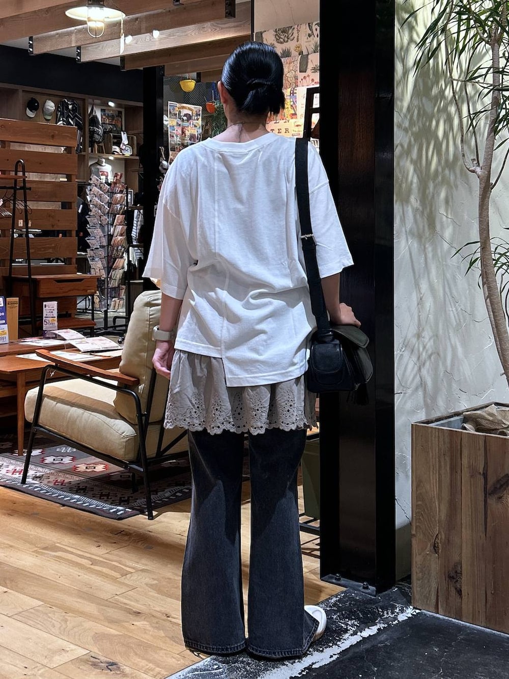 「低身長、GLOBAL WORK、カジュアル、体型カバー、休日コーデ、デート/ロマンティック、楽ちんコーデ、春コーデ、女子会、ゆったり、niko and ...、夏コーデ、Tシャツ、骨格ウェーブ、ブランドミックス」｜「niko and...のオリジナルハイカットメッシュスニーカー（スニーカー、ベージュ系）」を使った、h0peeekoさん（レディース・151cm）の夏コーディネートの4枚目の写真