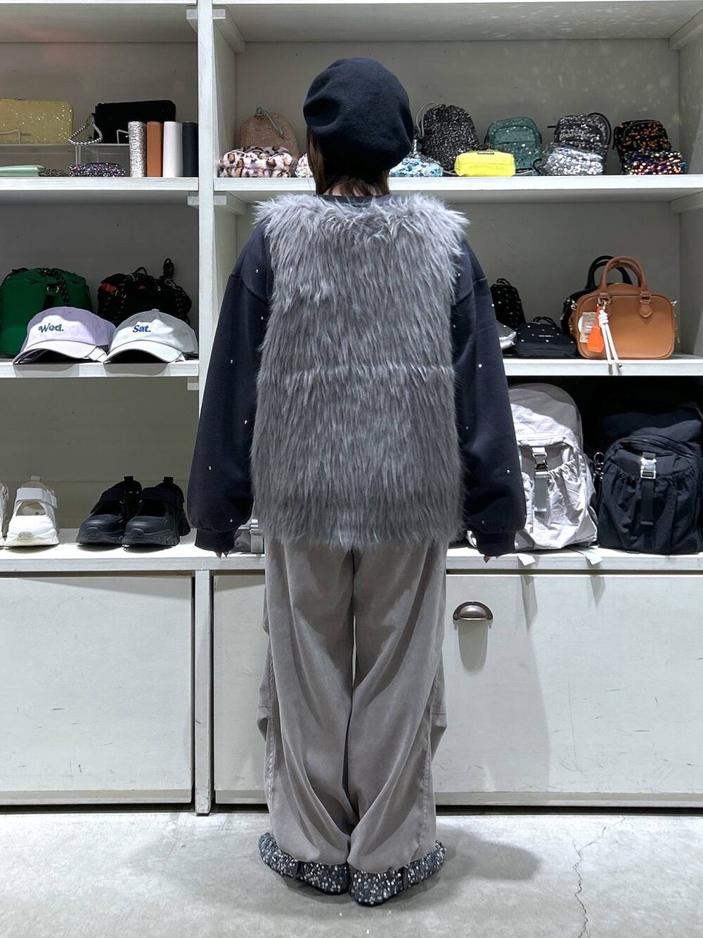 ベージュ系のその他パンツ、シルバー系のバレエシューズ、グレー系のその他トップスを着用したレディースの冬コーディネートの3枚目の写真