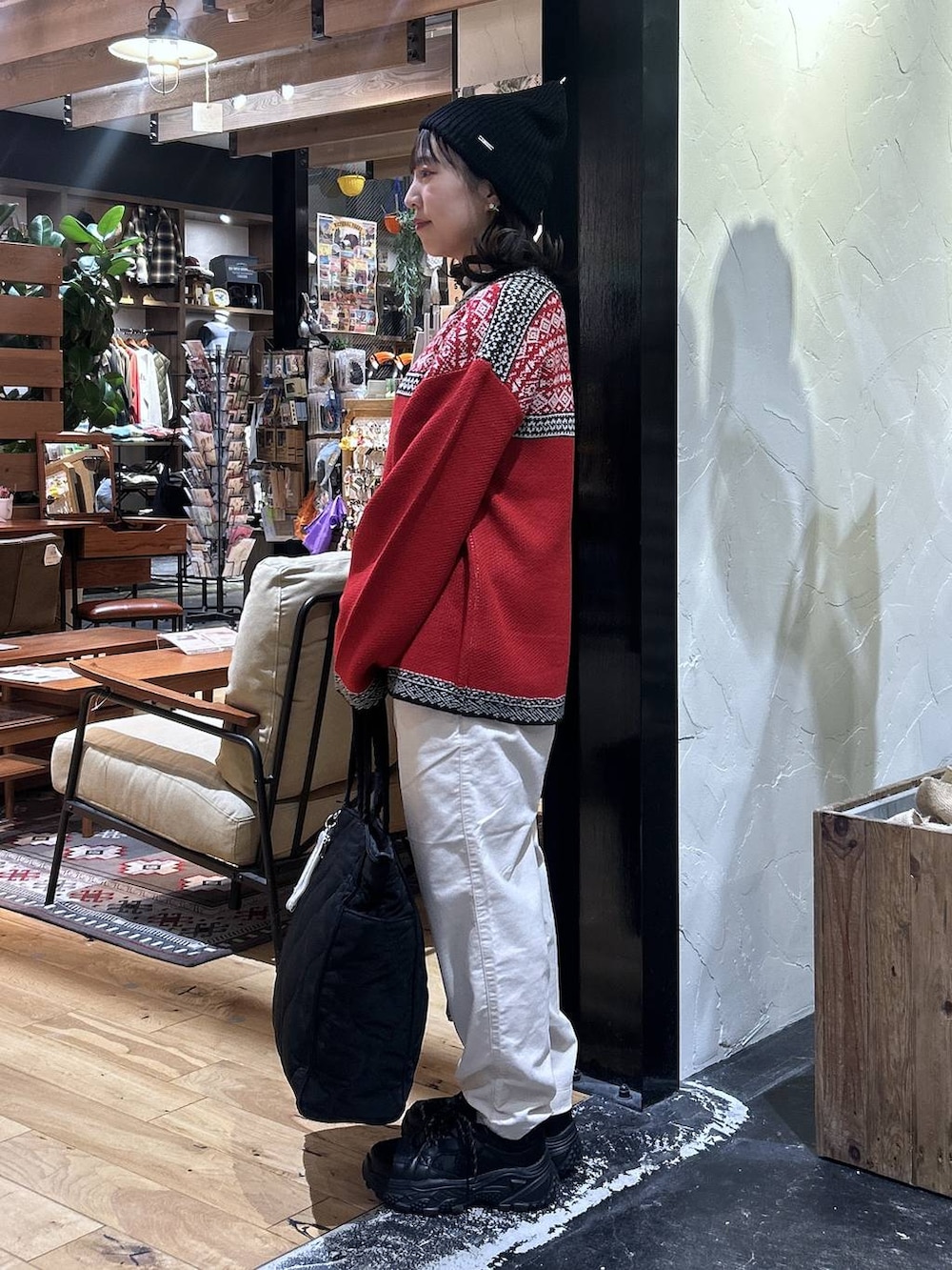 グレー系のTシャツ/カットソー、ベージュ系のその他パンツ、ブラック系のスニーカーを着用したレディースの秋コーディネートの2枚目の写真