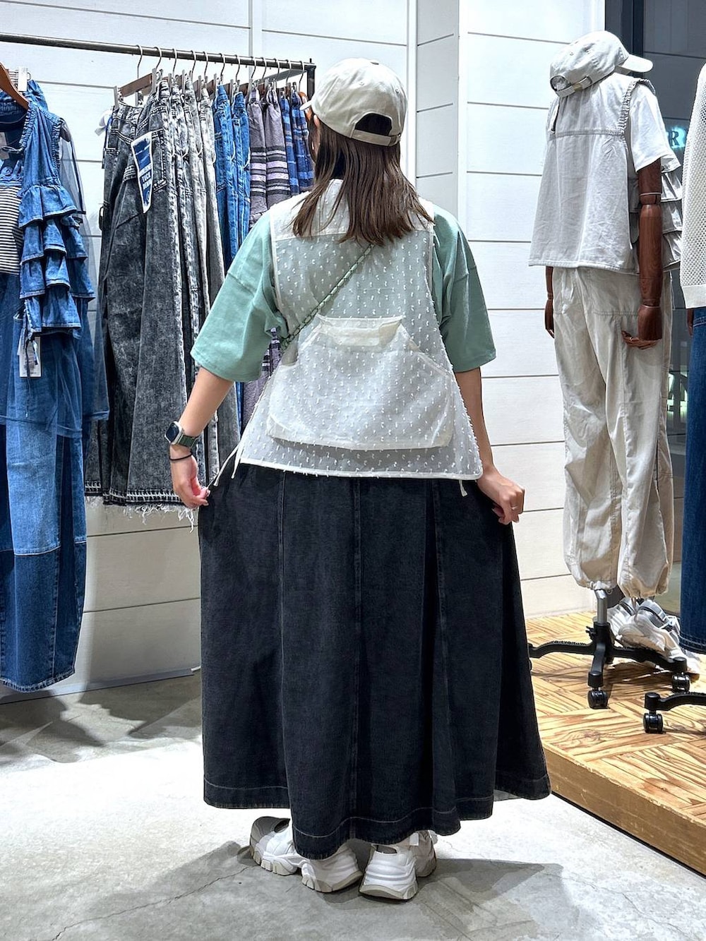 「キャップ、スニーカー、テーマパーク、低身長、カジュアル、体型カバー、休日コーデ、デート/ロマンティック、楽ちんコーデ、女子会、ゆったり、niko and ...、Tシャツ、夏コーデ、秋コーデ」｜「niko and...のオリジナル細コードショルダー巾着バッグN（ショルダーバッグ、シルバー系）」を使った、h0peeekoさん（レディース・152cm）の秋コーディネートの3枚目の写真