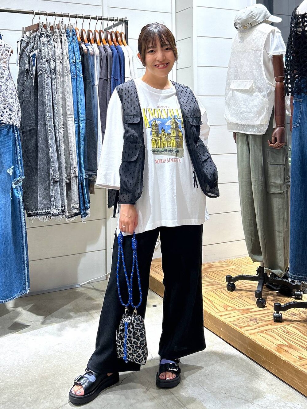 「低身長、カジュアル、体型カバー、休日コーデ、デート/ロマンティック、楽ちんコーデ、女子会、ゆったり、niko and ...、Tシャツ、ベスト、ウエストゴム、パンツ、サンダル、ショルダーバッグ」｜「niko and...のスーベニアワイドTシャツ（Tシャツ/カットソー、ホワイト系）」を使った、h0peeekoさん（レディース・152cm）の夏コーディネートの2枚目の写真