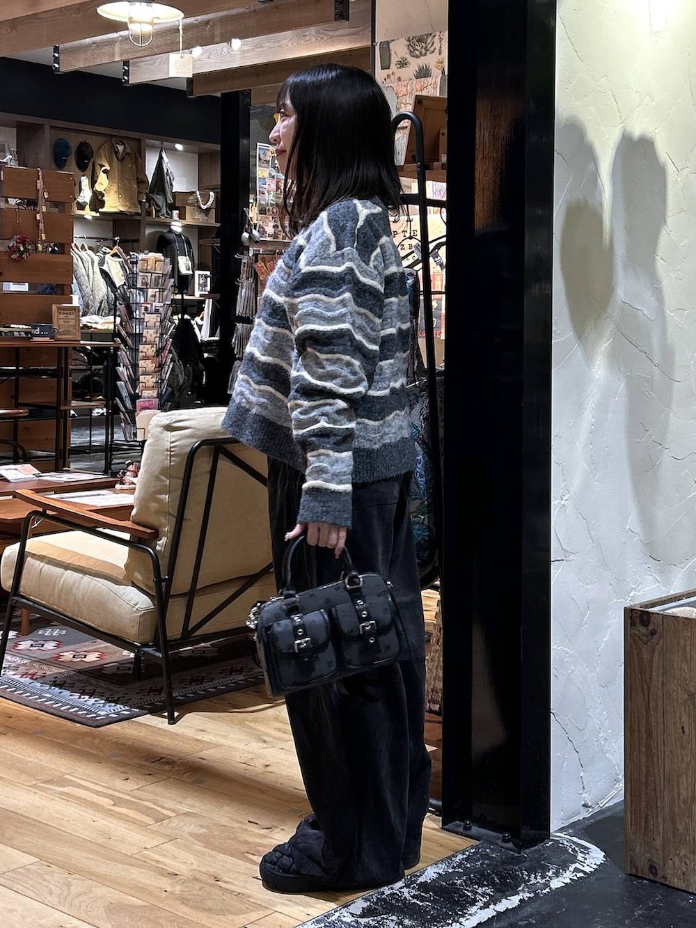 ブラック系のスリッポン、グレー系のその他パンツ、ブラック系のブルゾンを着用したレディースの冬コーディネートの5枚目の写真