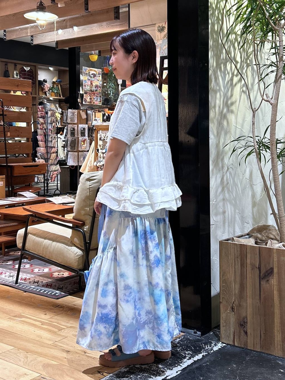 「女子会、ゆったり、niko and ...、低身長、カジュアル、体型カバー、休日コーデ、デート/ロマンティック、楽ちんコーデ、春コーデ、夏コーデ、骨格ウェーブ、Tシャツ、ベスト、スカート」|「niko and...のオリジナル3リボンサンダル(サンダル、ブラック系)」を使った、h0peeekoさん(レディース・151cm)の夏コーディネートの2枚目の写真