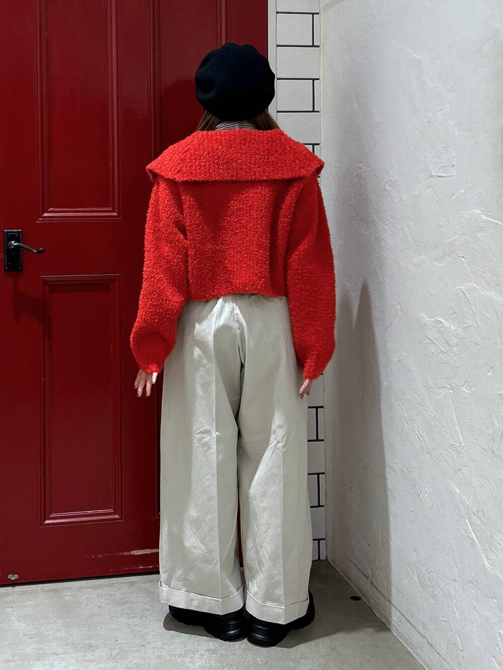 ブラック系のローファー、ベージュ系のその他パンツ、ベージュ系のその他トップスを着用したレディースの冬コーディネートの4枚目の写真