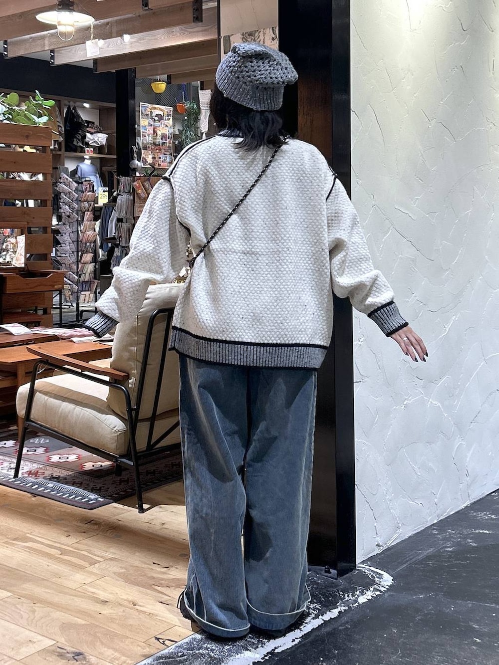 ブラック系のショルダーバッグ、ブルー系のその他パンツ、レッド系のニット/セーターを着用したレディースの秋コーディネートの3枚目の写真