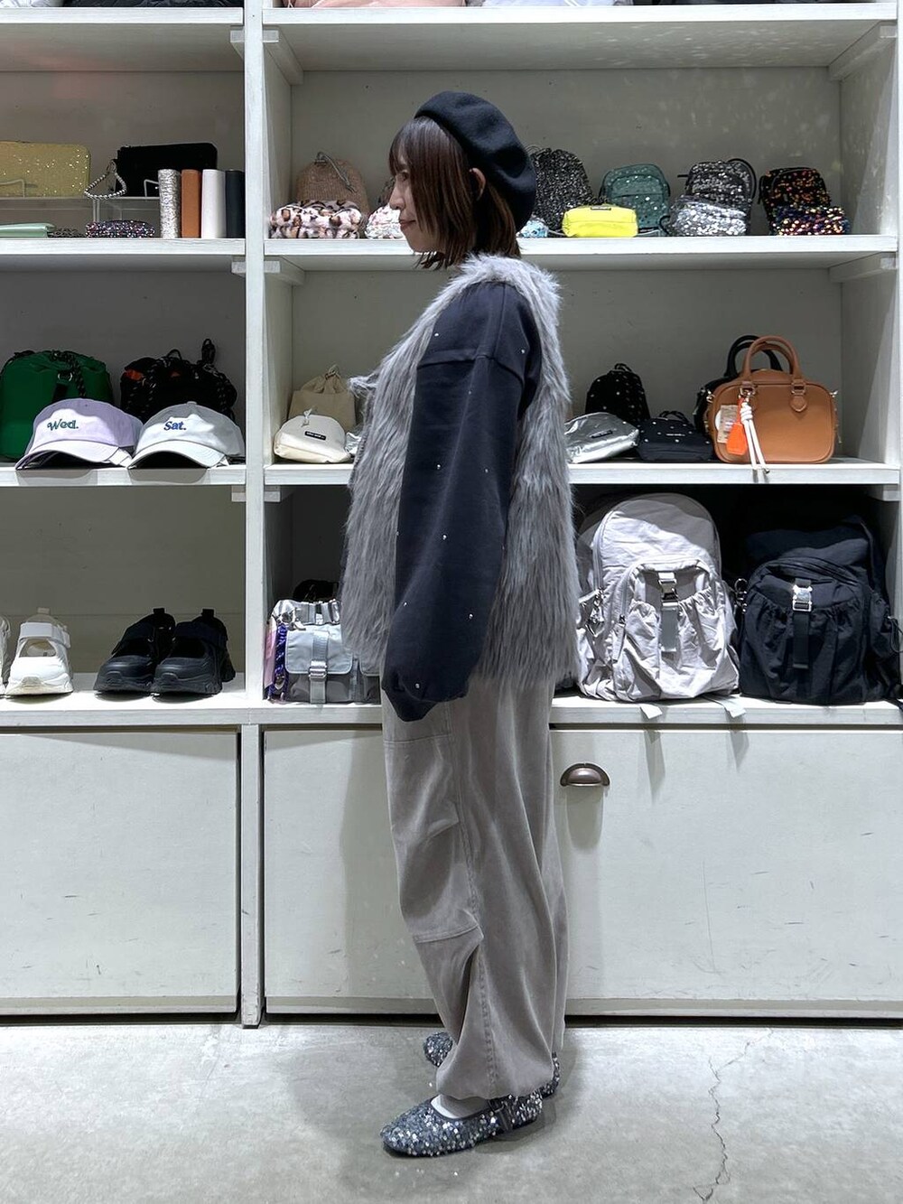 ベージュ系のその他パンツ、シルバー系のバレエシューズ、グレー系のその他トップスを着用したレディースの冬コーディネートの2枚目の写真