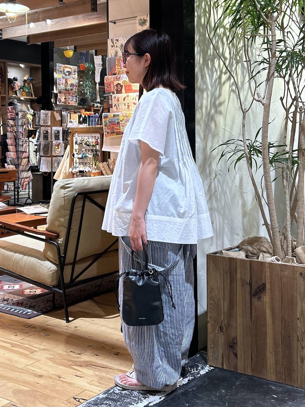 「低身長、カジュアル、体型カバー、休日コーデ、デート/ロマンティック、楽ちんコーデ、春コーデ、女子会、ゆったり、niko and ...、夏コーデ、リラックス、旅行、ブラウス、サンダル」|「niko and...のFINEリネンツイルパンツ(その他パンツ、ブルー系)」を使った、h0peeekoさん(レディース・151cm)の夏コーディネートの3枚目の写真