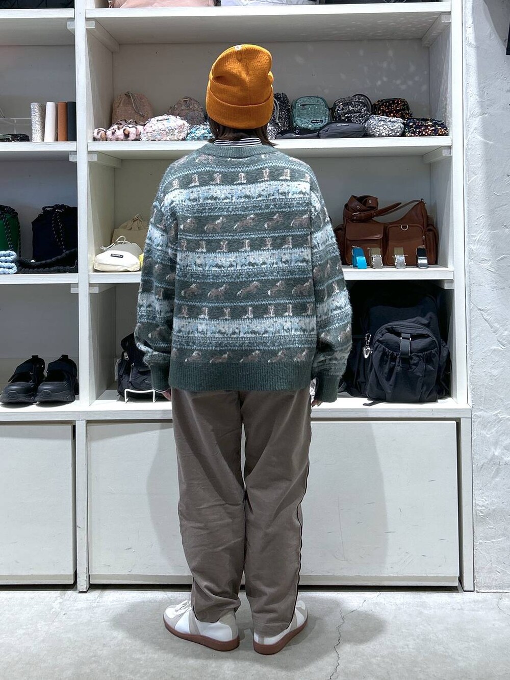 ベージュ系のその他パンツ、イエロー系のスニーカー、ホワイト系のTシャツ/カットソーを着用したレディースの冬コーディネートの3枚目の写真