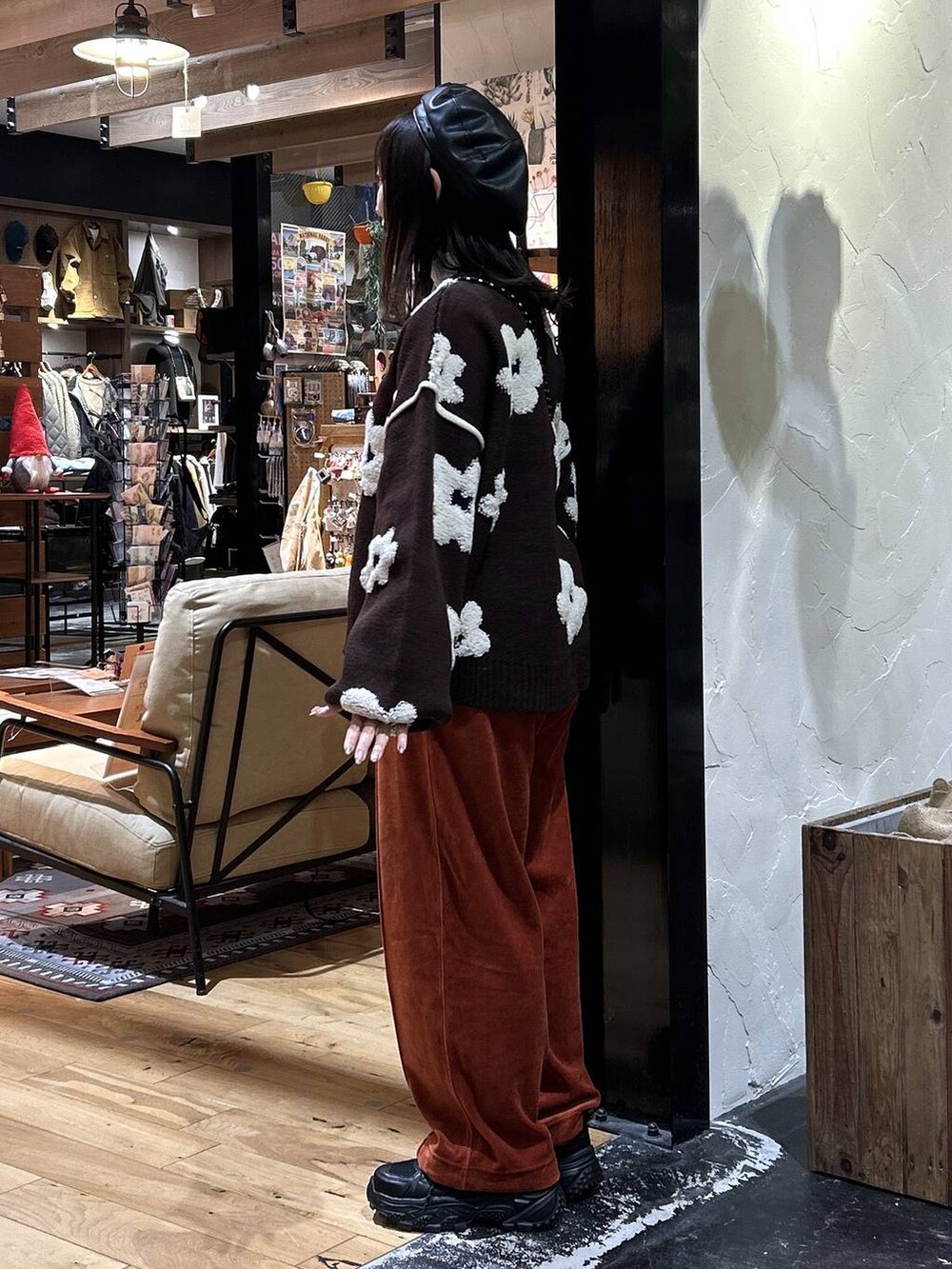 オレンジ系のその他パンツ、ブラック系のスニーカー、ホワイト系のTシャツ/カットソーを着用したレディースの冬コーディネートの5枚目の写真