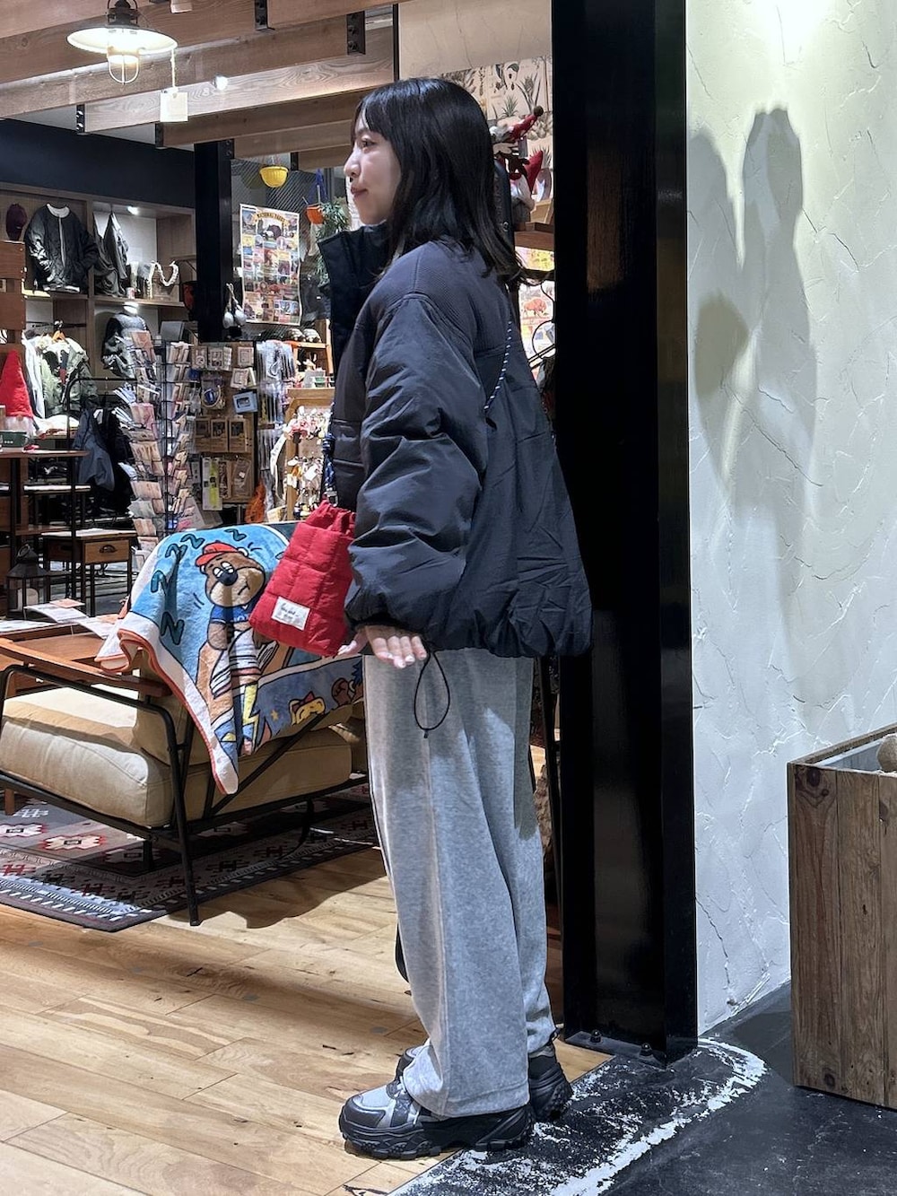 グレー系のその他パンツ、グレー系のブルゾン、グレー系のスニーカーを着用したレディースの秋コーディネートの2枚目の写真