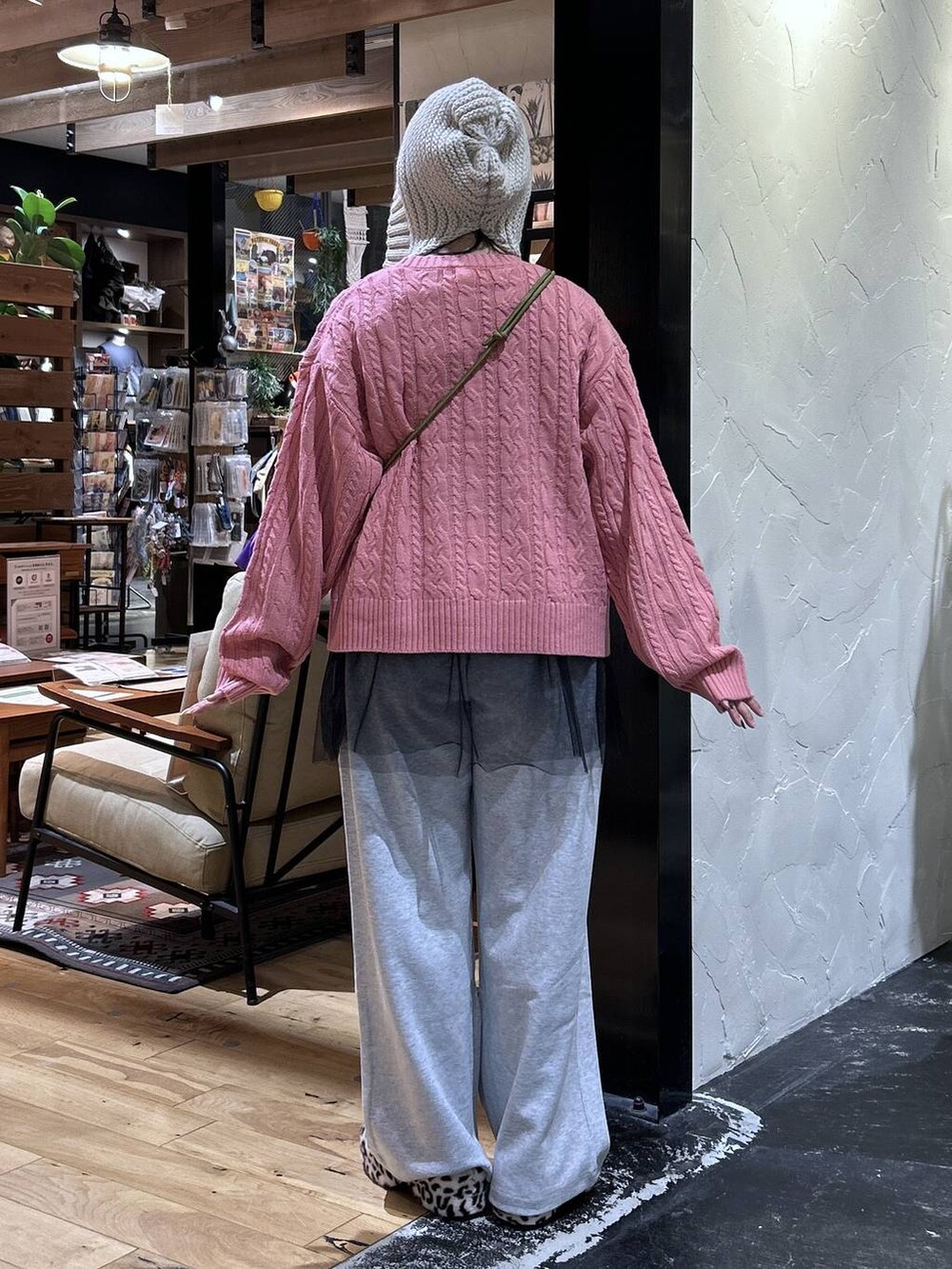 ブラック系のTシャツ/カットソー、その他のその他シューズ、ベージュ系のスウェットパンツを着用したレディースの秋コーディネートの3枚目の写真