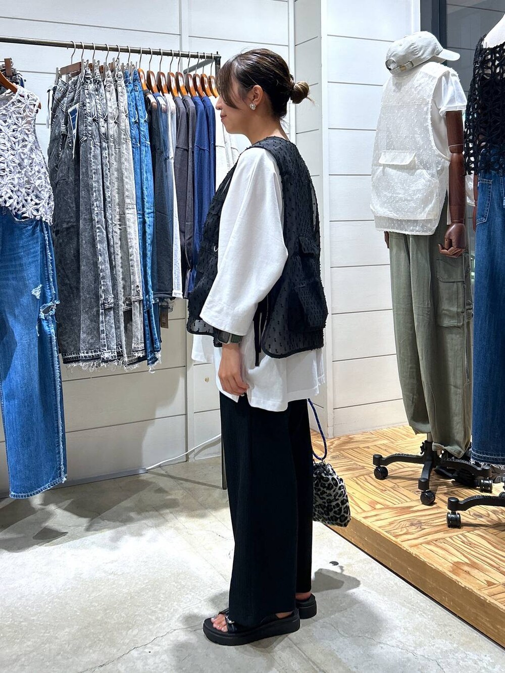 「低身長、カジュアル、体型カバー、休日コーデ、デート/ロマンティック、楽ちんコーデ、女子会、ゆったり、niko and ...、Tシャツ、ベスト、ウエストゴム、パンツ、サンダル、ショルダーバッグ」｜「niko and...のスーベニアワイドTシャツ（Tシャツ/カットソー、ホワイト系）」を使った、h0peeekoさん（レディース・152cm）の夏コーディネートの3枚目の写真