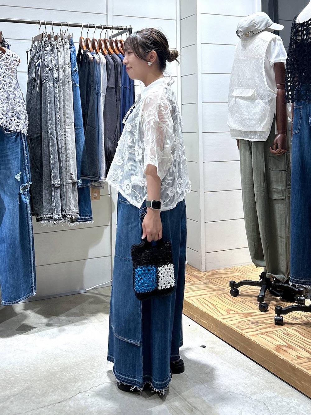 「低身長、カジュアル、体型カバー、休日コーデ、デート/ロマンティック、楽ちんコーデ、女子会、ゆったり、niko and ...、タンクトップ、シャツ、デニムパンツ、NKJコーデ_niko and ...、ワイドパンツ、リラックス」｜「niko and...のオリジナル2WAYメタリックショルダーバッグ（ショルダーバッグ、その他）」を使った、h0peeekoさん（レディース・152cm）の夏コーディネートの2枚目の写真