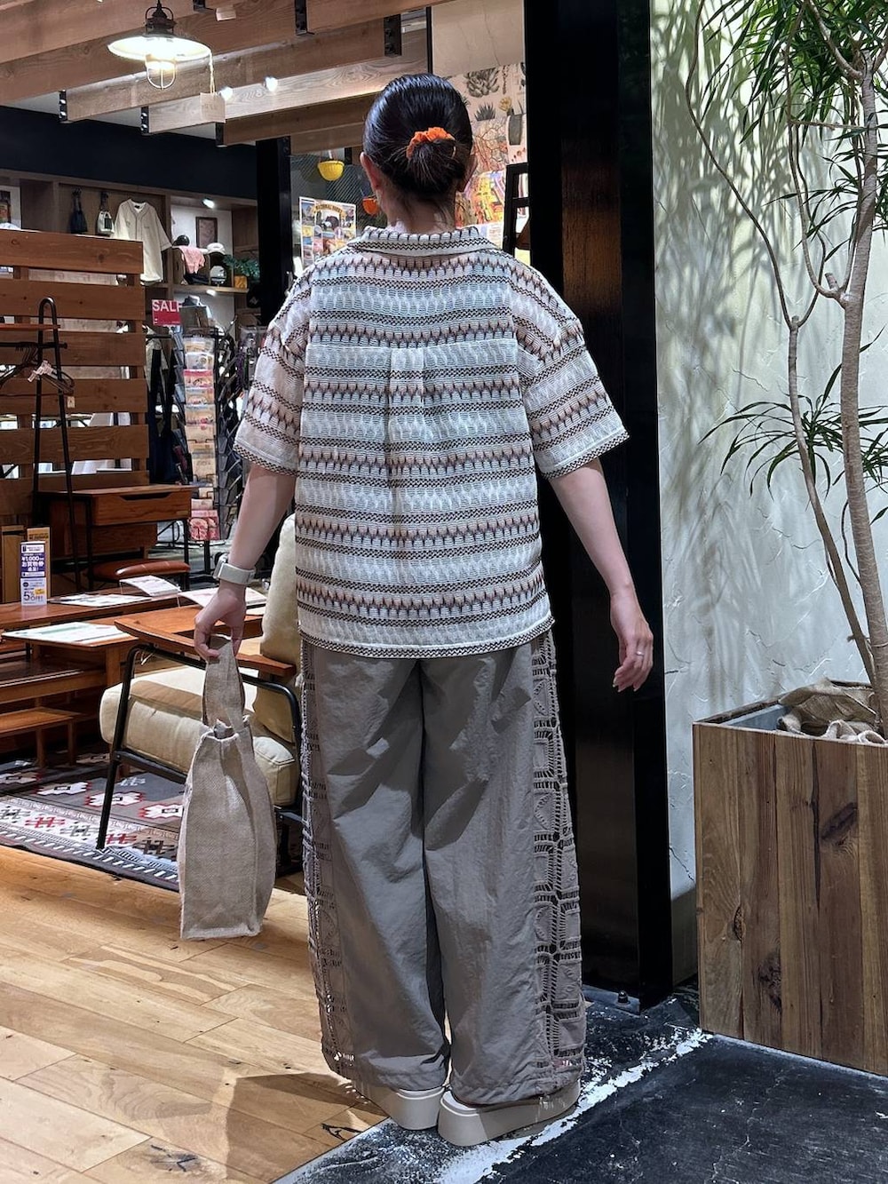 「ワイドパンツ、サンダル、リラックス、低身長、カジュアル、体型カバー、休日コーデ、デート/ロマンティック、楽ちんコーデ、女子会、ゆったり、niko and ...、夏コーデ、秋コーデ、骨格ウェーブ」|「niko and...のオリジナル厚底トングサンダル(サンダル、ベージュ系)」を使った、h0peeekoさん(レディース・151cm)の夏コーディネートの4枚目の写真