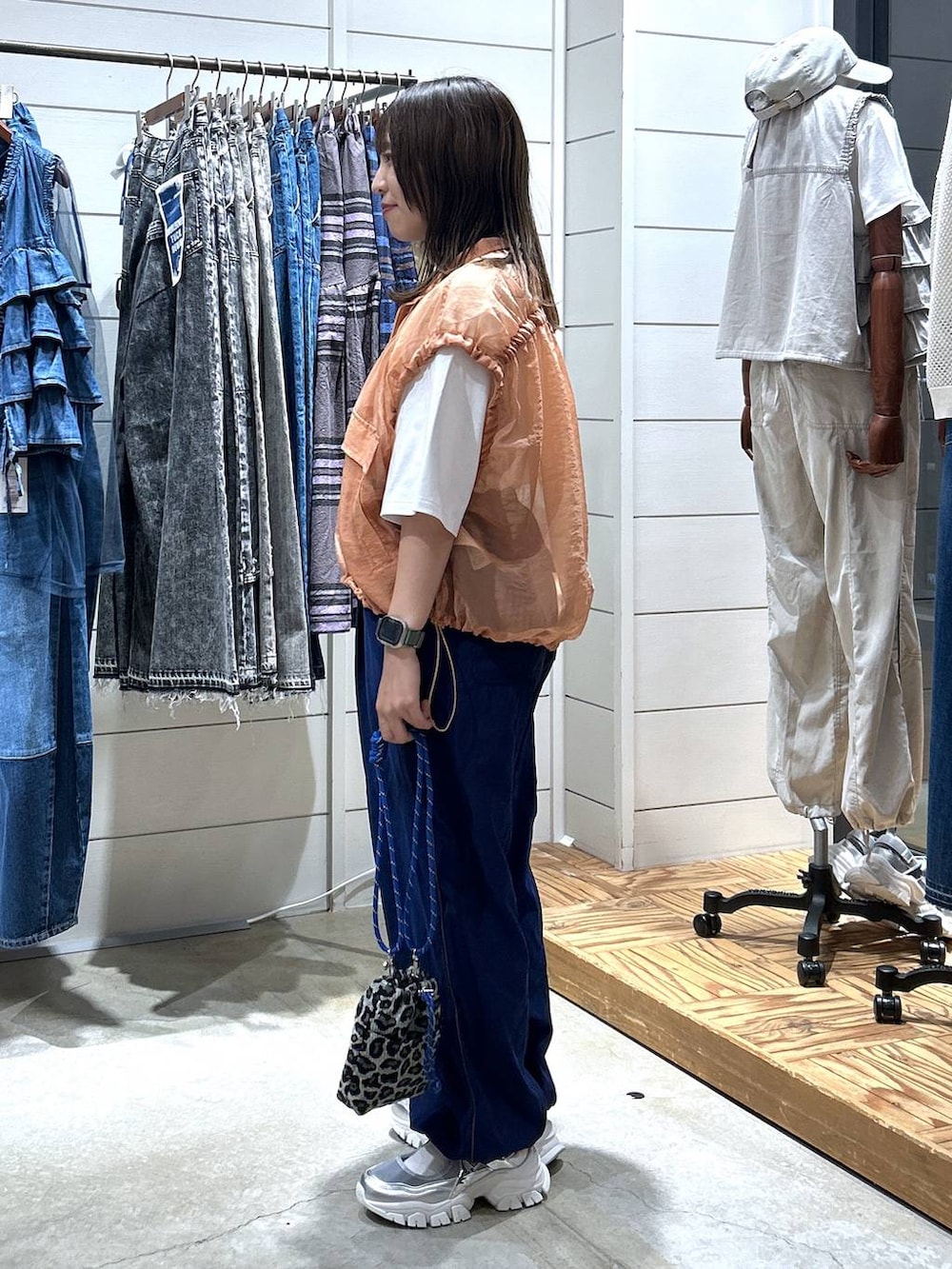「夏コーデ、Tシャツ、ベスト、ウエストゴム、スポーティ、リラックス、ショルダーバッグ、旅行、ラフ、シンプルコーデ、テーマパーク、低身長、カジュアル、体型カバー、休日コーデ」|「niko and...のオリジナル細コードショルダー巾着バッグN(ショルダーバッグ、その他)」を使った、h0peeekoさん(レディース・152cm)の秋コーディネートの3枚目の写真