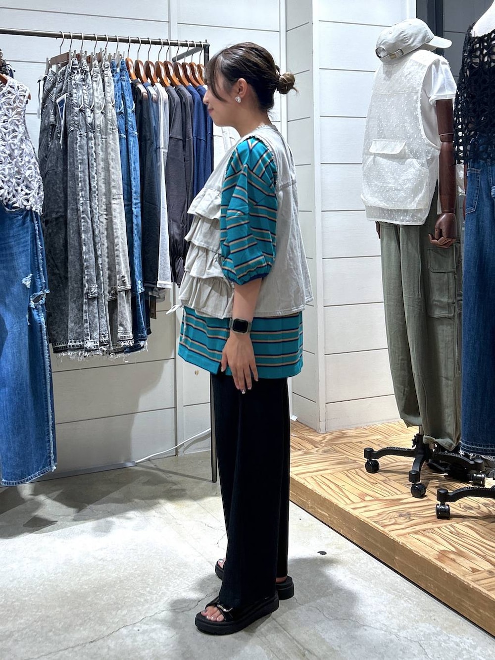 「楽ちんコーデ、女子会、ゆったり、niko and ...、Tシャツ、着痩せ・細見え、女子旅、夏コーデ、低身長、カジュアル、体型カバー、休日コーデ、デート/ロマンティック、ベスト、ウエストゴム」｜「niko and...のオリジナルWベルトサンダル（サンダル、ブラック系）」を使った、h0peeekoさん（レディース・152cm）の夏コーディネートの2枚目の写真