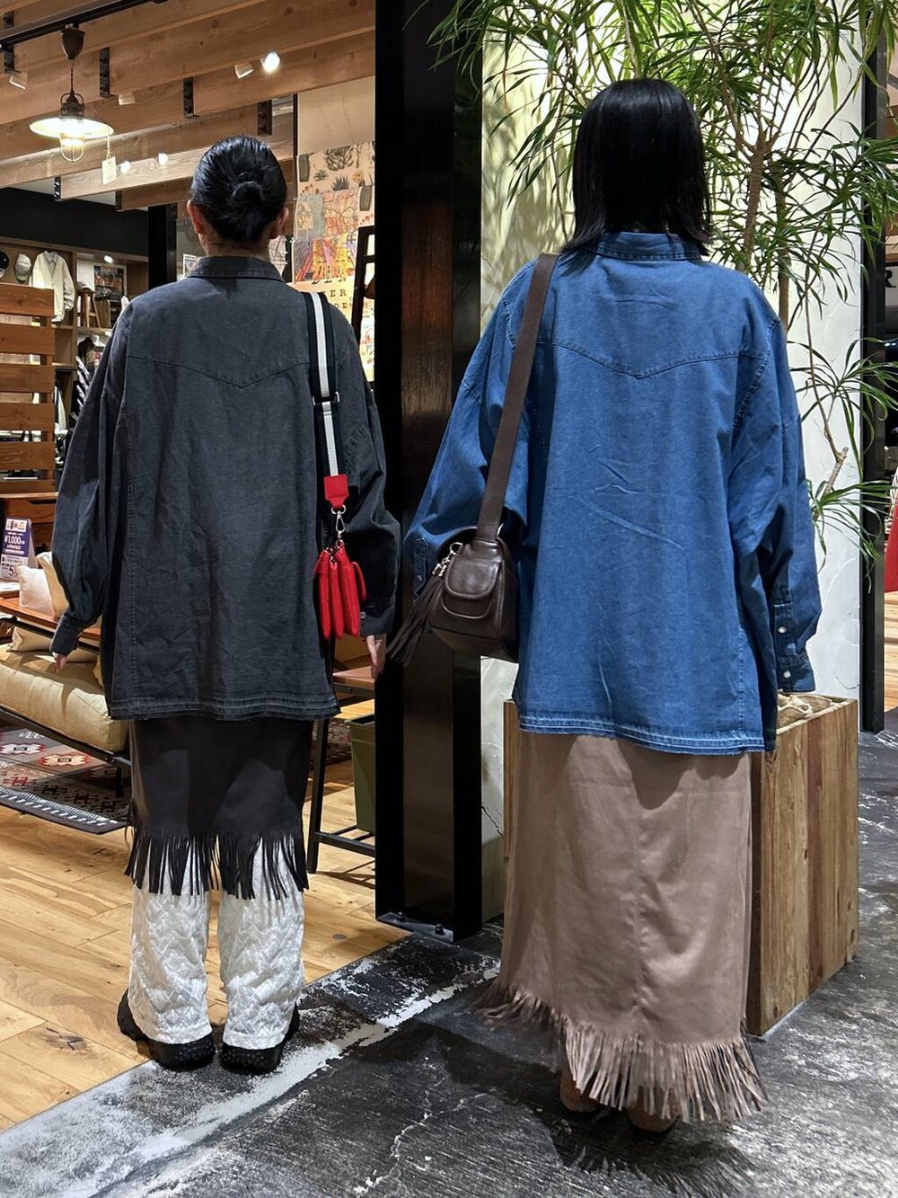 ブラウン系のパンプス、ブルー系のシャツ/ブラウス、グレー系のシャツ/ブラウスを着用したレディースの夏コーディネートの3枚目の写真