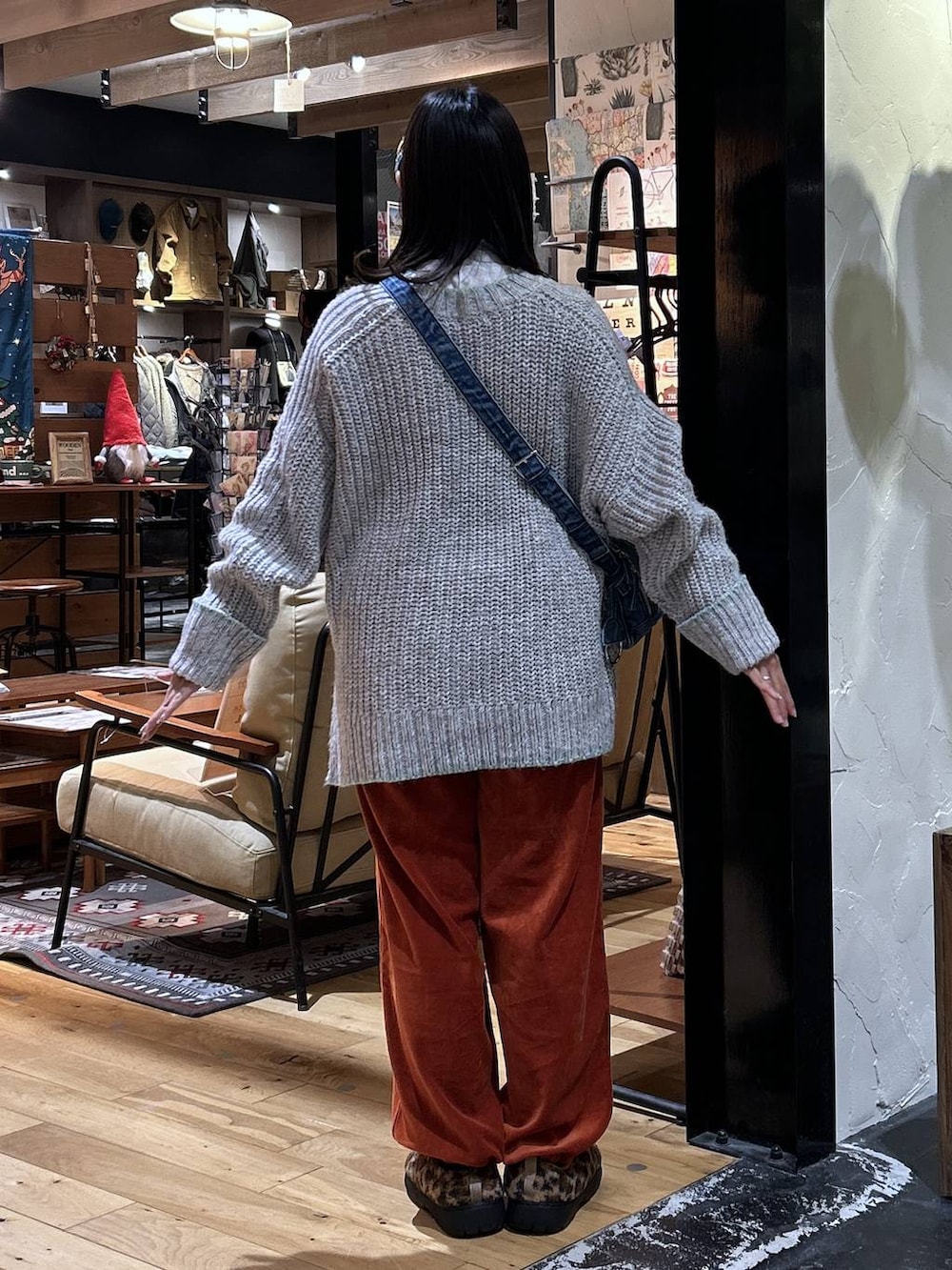 その他のスリッポン、オレンジ系のその他パンツ、ホワイト系のTシャツ/カットソーを着用したレディースの冬コーディネートの4枚目の写真