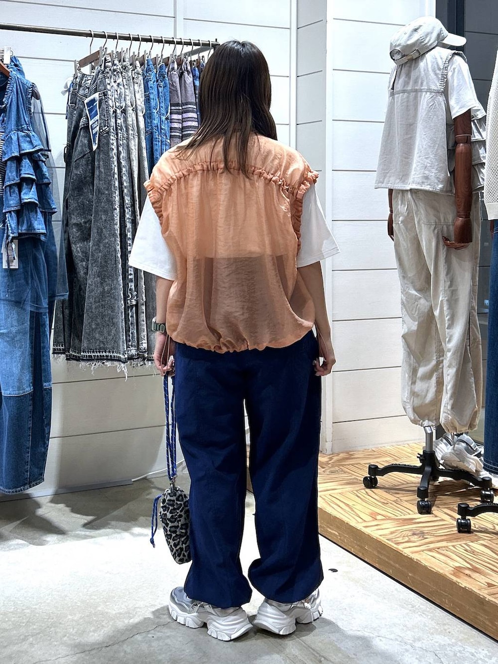 「夏コーデ、Tシャツ、ベスト、ウエストゴム、スポーティ、リラックス、ショルダーバッグ、旅行、ラフ、シンプルコーデ、テーマパーク、低身長、カジュアル、体型カバー、休日コーデ」|「niko and...のオリジナル細コードショルダー巾着バッグN(ショルダーバッグ、その他)」を使った、h0peeekoさん(レディース・152cm)の秋コーディネートの4枚目の写真