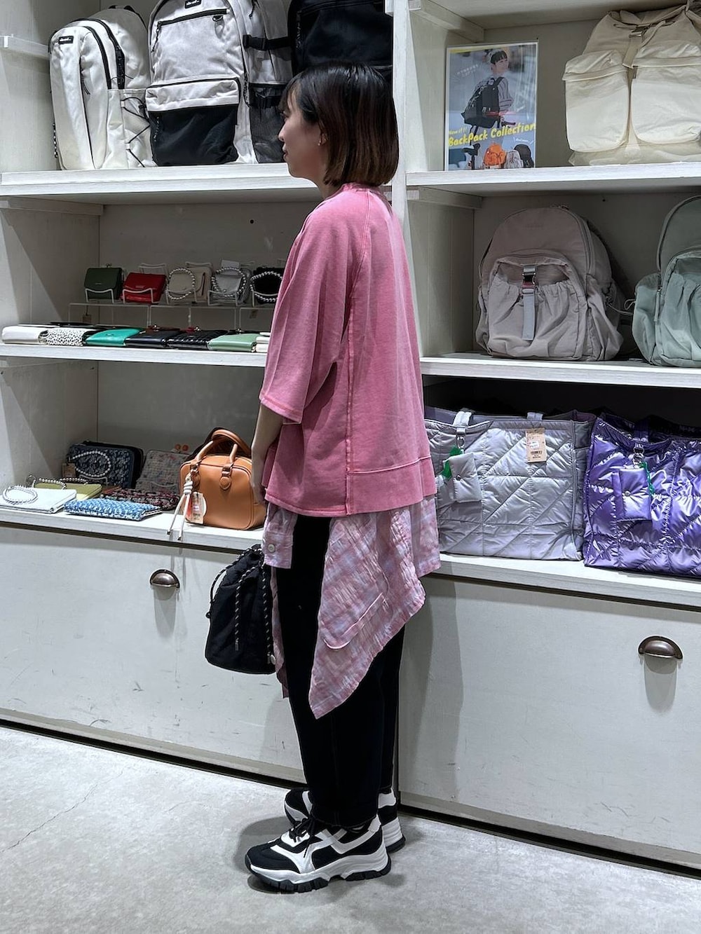 ブラック系のその他パンツ、ピンク系のシャツ/ブラウス、ブラック系のショルダーバッグを着用したレディースの春コーディネートの3枚目の写真